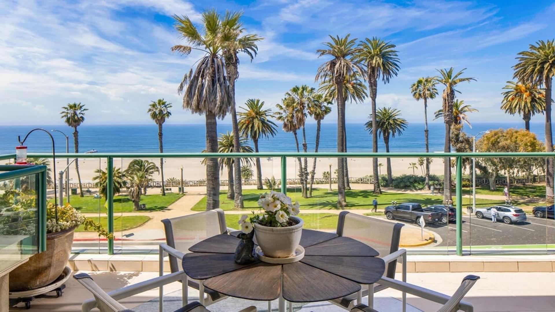 Desirable Three Bedrooms Luxury Penthouse Apartment Los Angeles